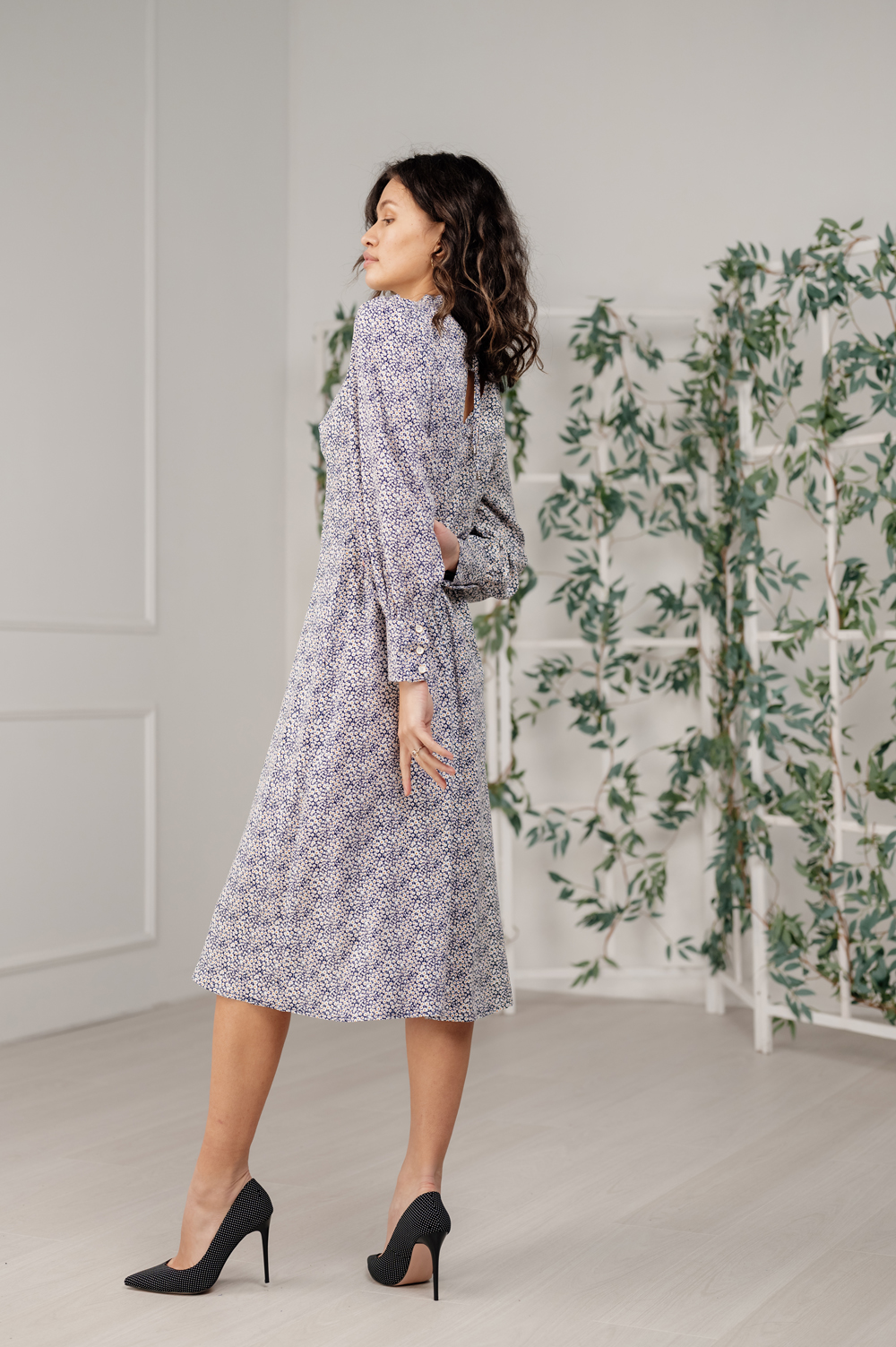 Dress with stand-up collar and delicate ruffles