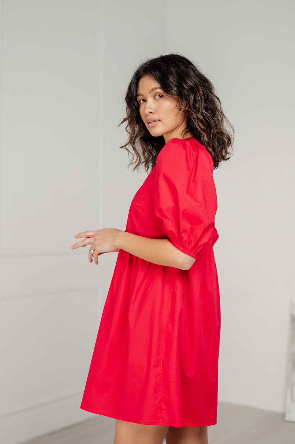 Червона бавовняна міні-сукня з вільною спідницею.