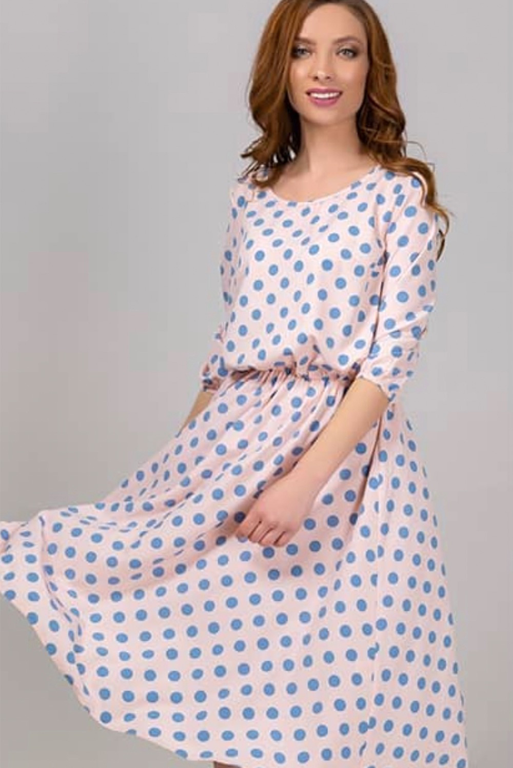 Свободное персиковое платье-миди