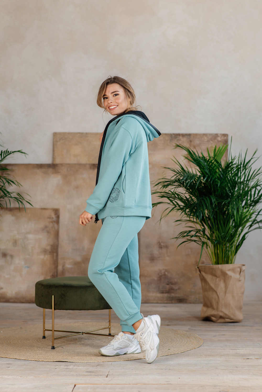 Sweatshirt with a zipper and a hood