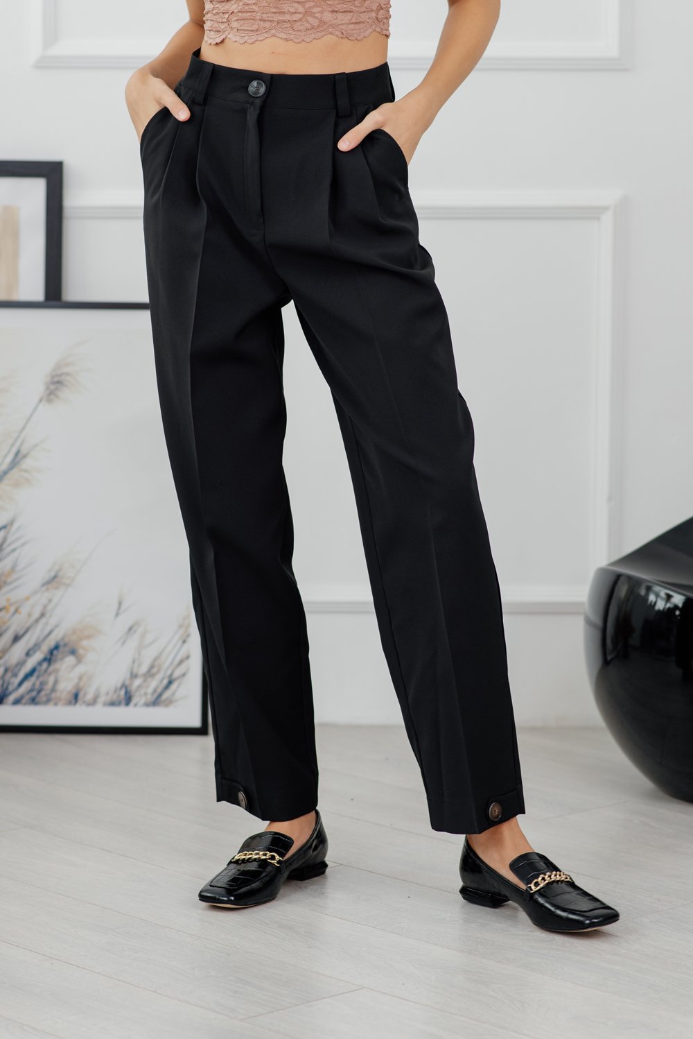 Black trousers with pleats and pockets