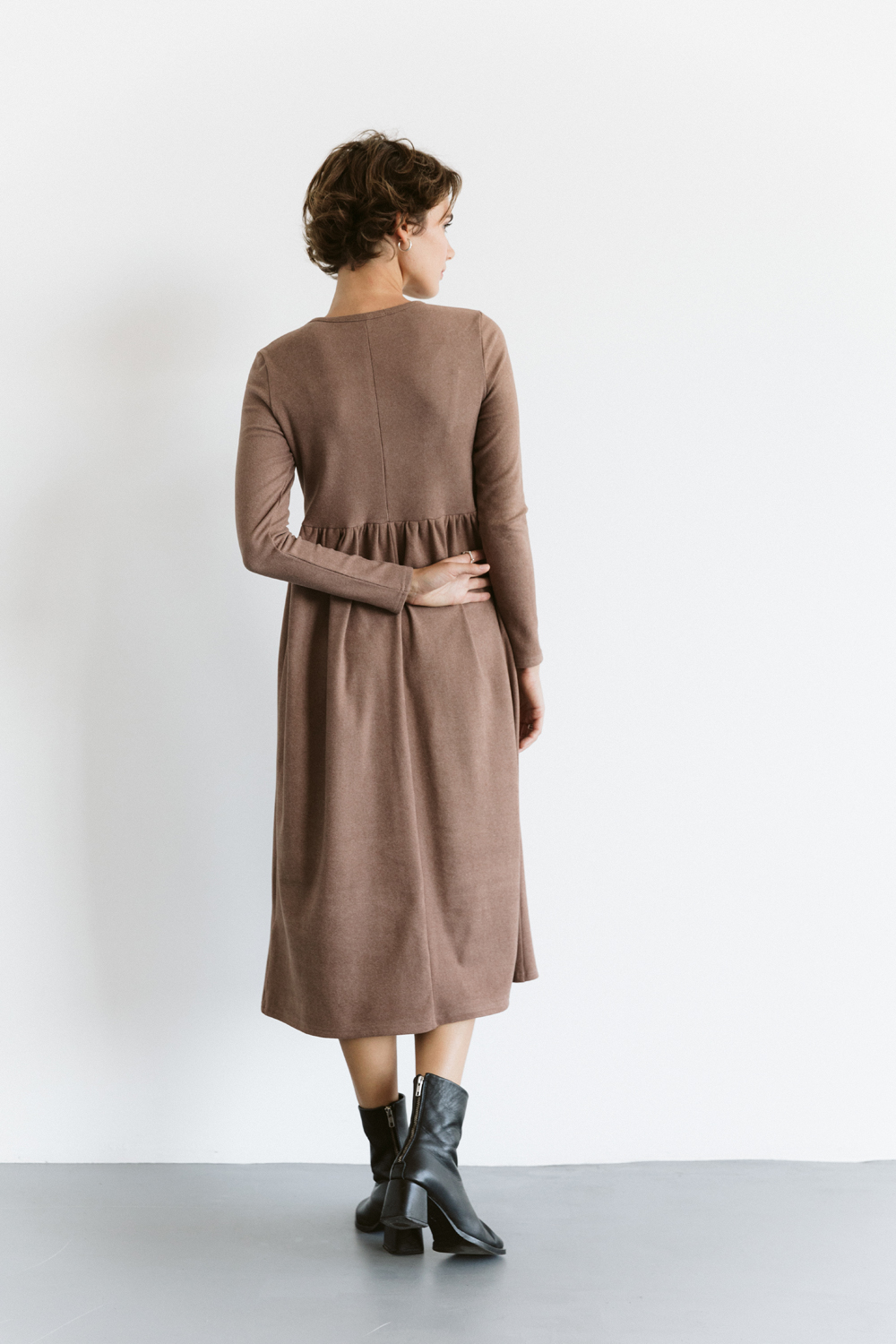 High-waisted dress in Mocha color