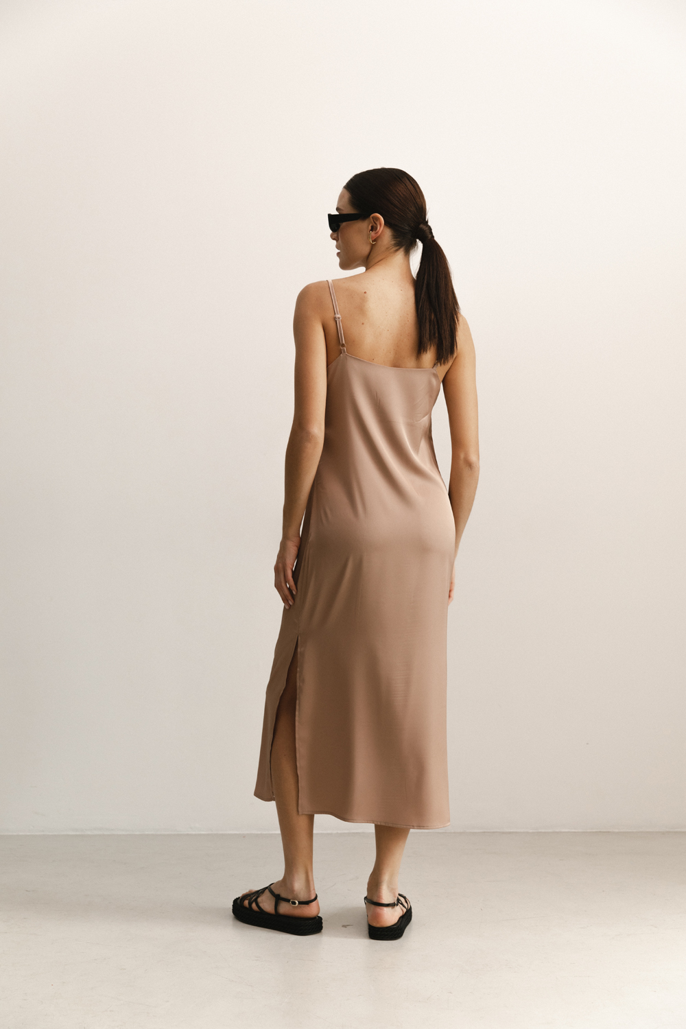 Шовкова сукня-міді у білизняному стилі кольору 