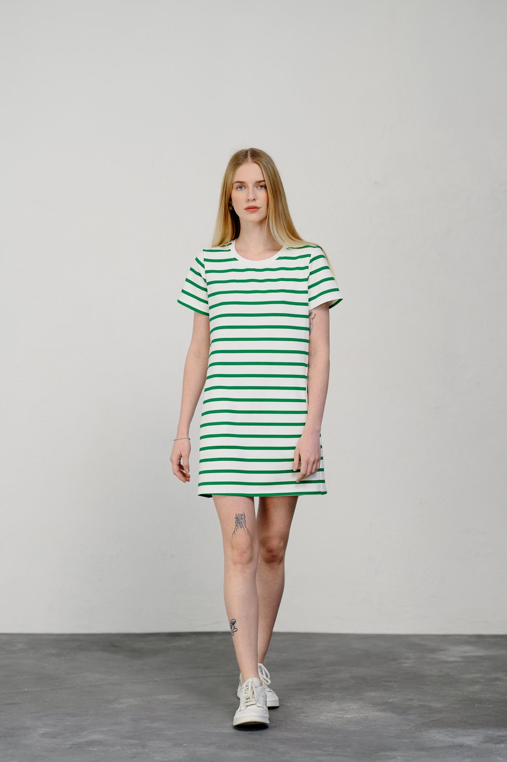 Зеленое мини-платье в полоску 
