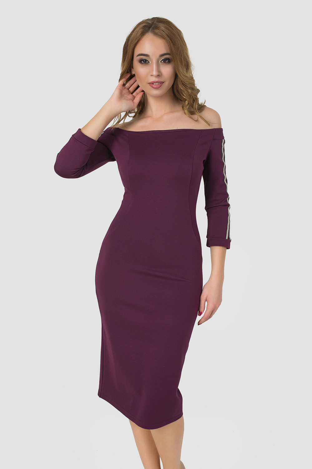 Dress with open shoulders in aubergine colour