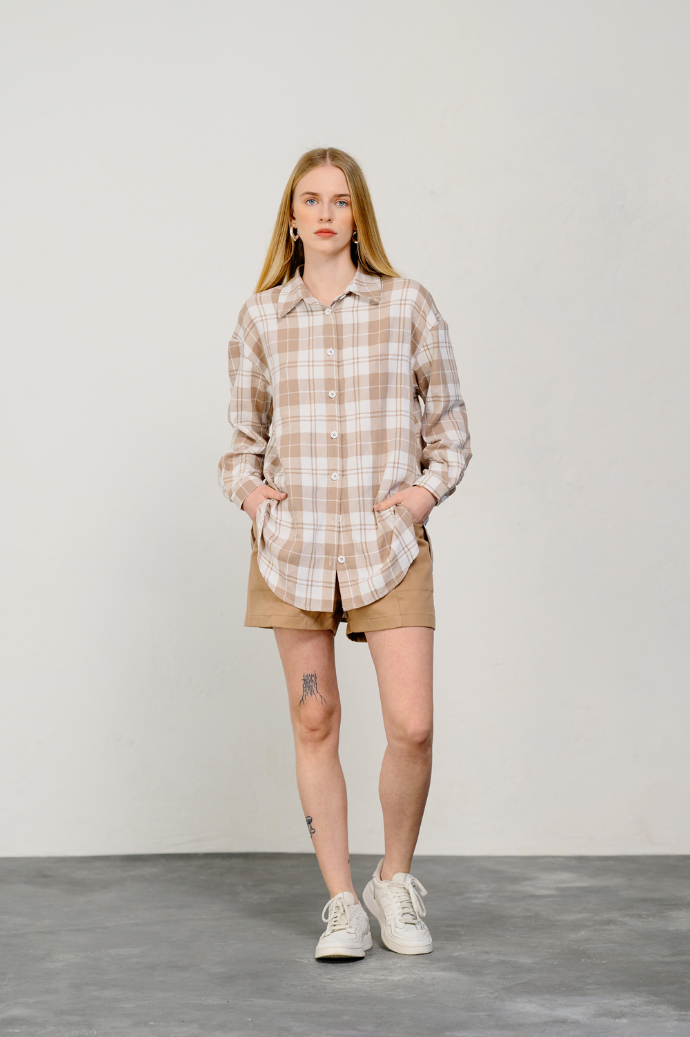 Loose shorts with elastic waistband in mocha