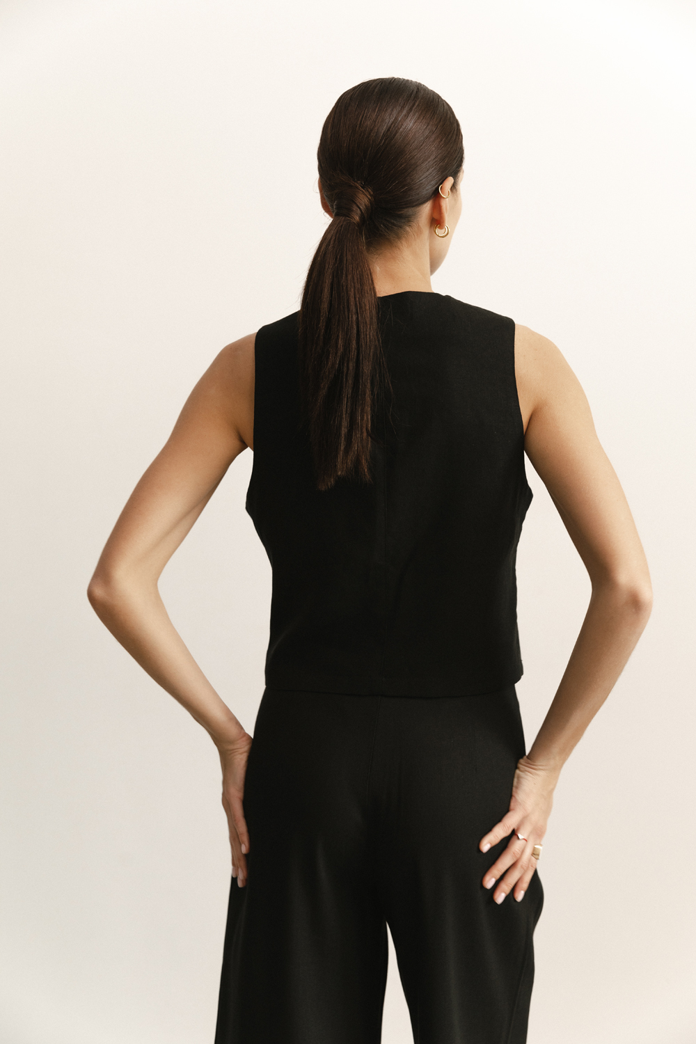 Black semi-fitted elegant vest