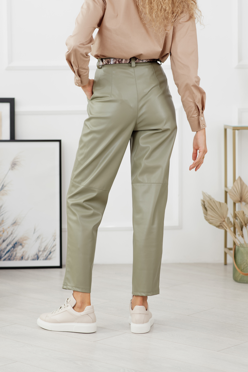 Оливковые брюки из эко кожи