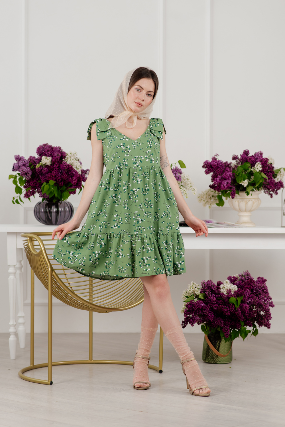 Зеленое мини платье с  V образным вырезом