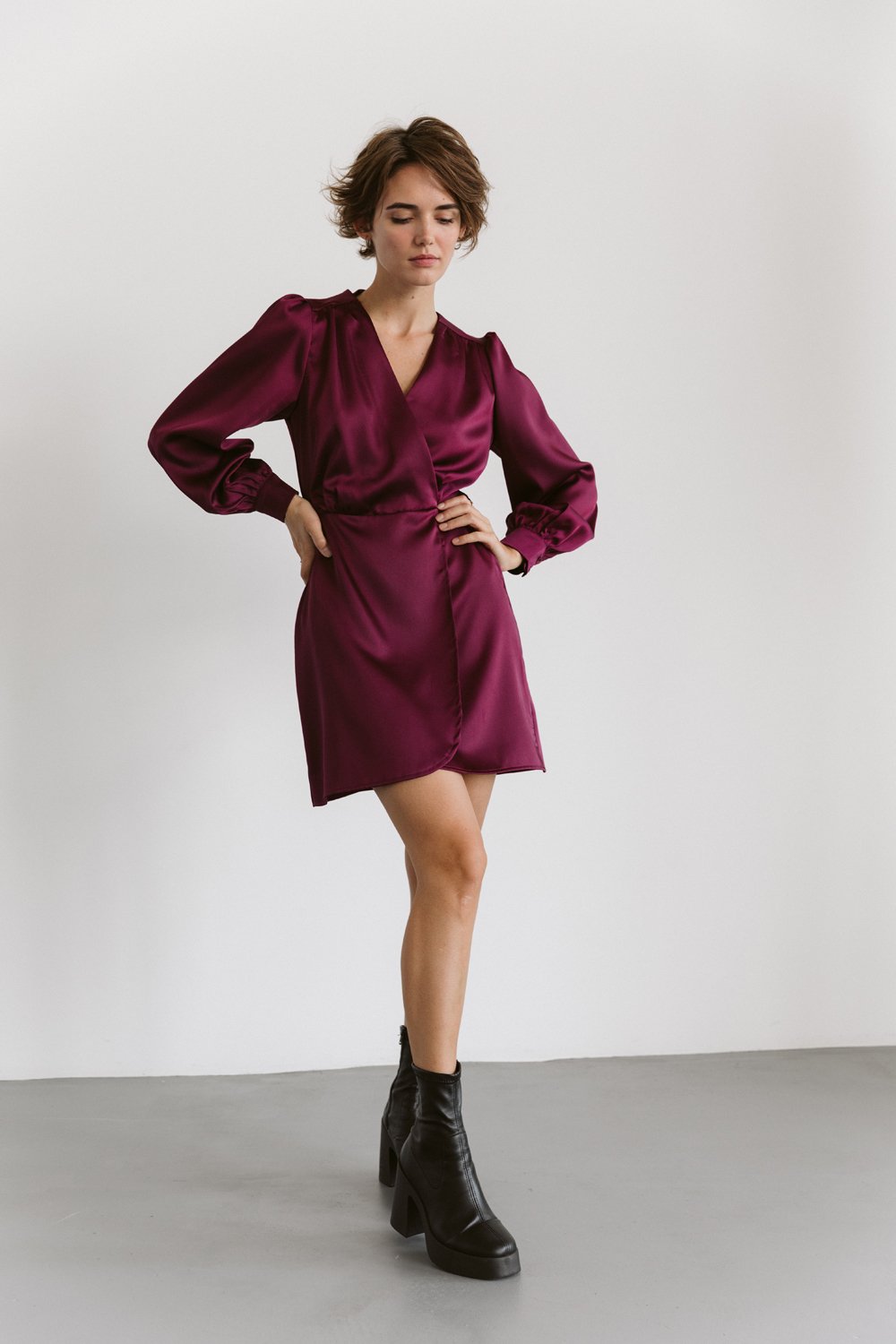 Нарядное платье с резинкой на талии бордового цвета
