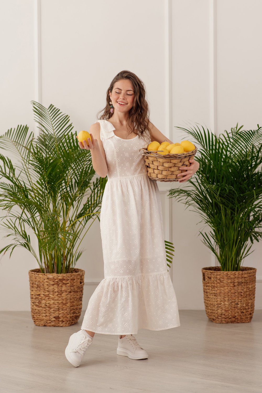 Длинное белое платье с ажурной вышивкой