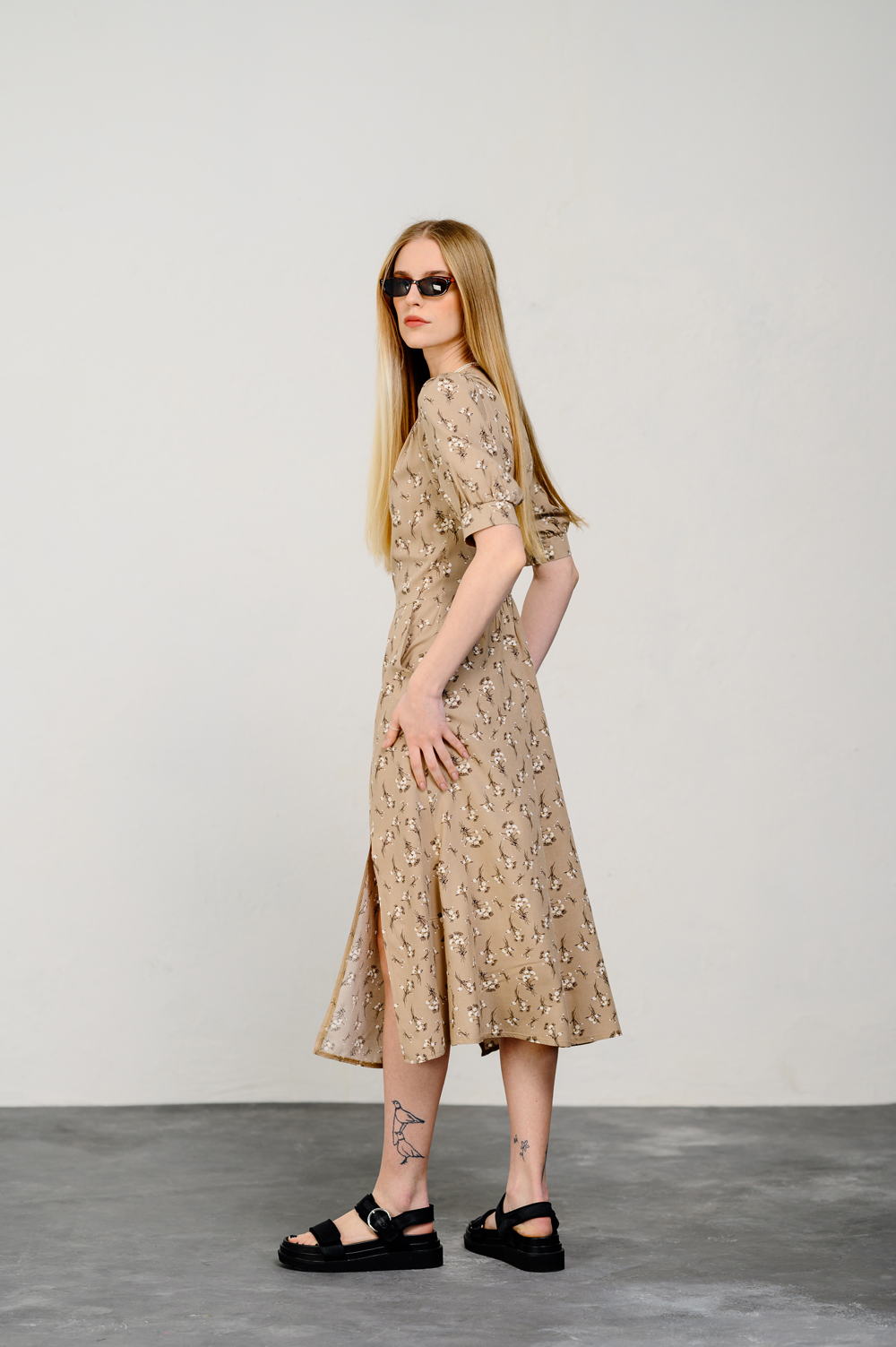 Beige semi-fitted dress with puff sleeves