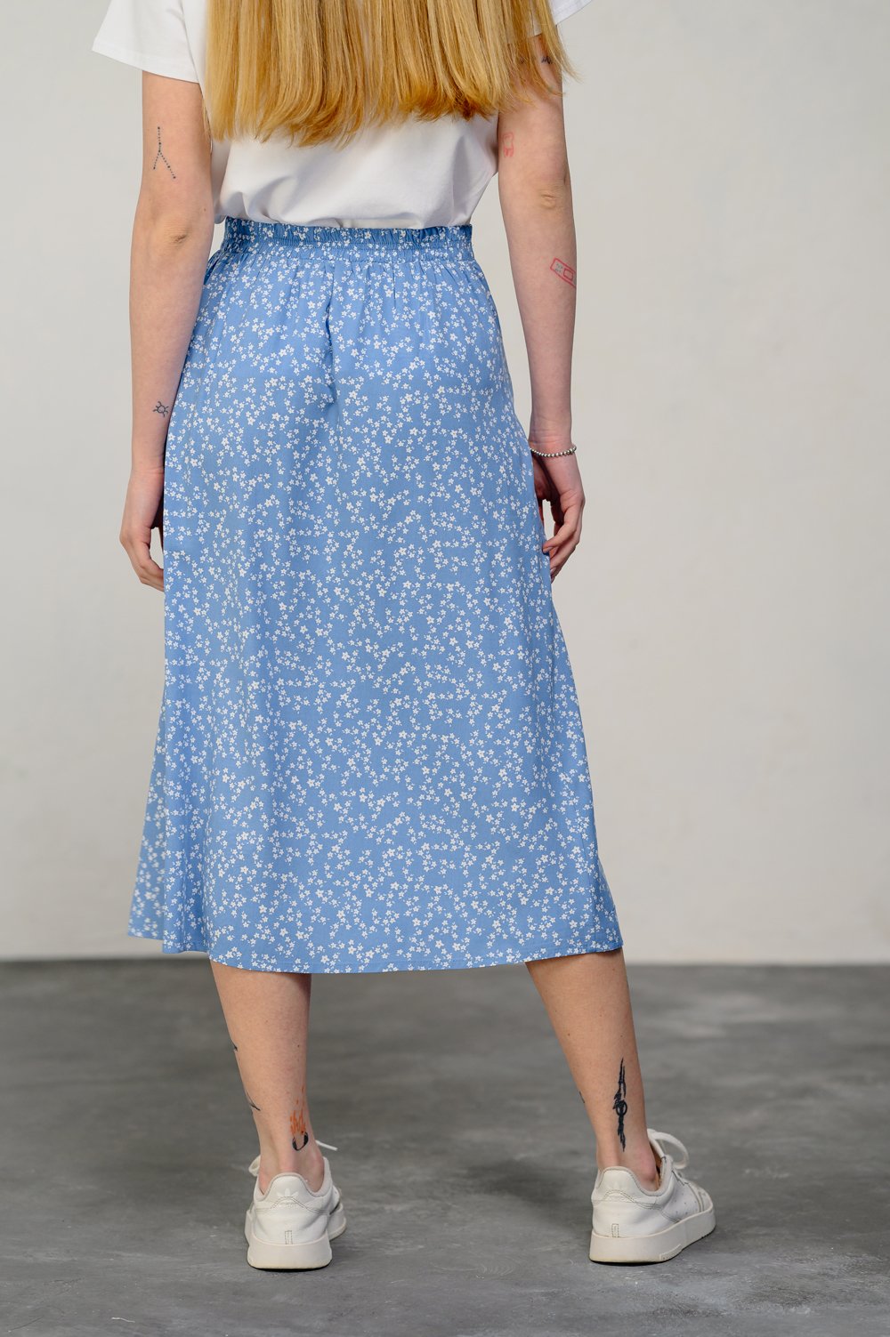 Голубая юбка с поясом на резинке и разрезом