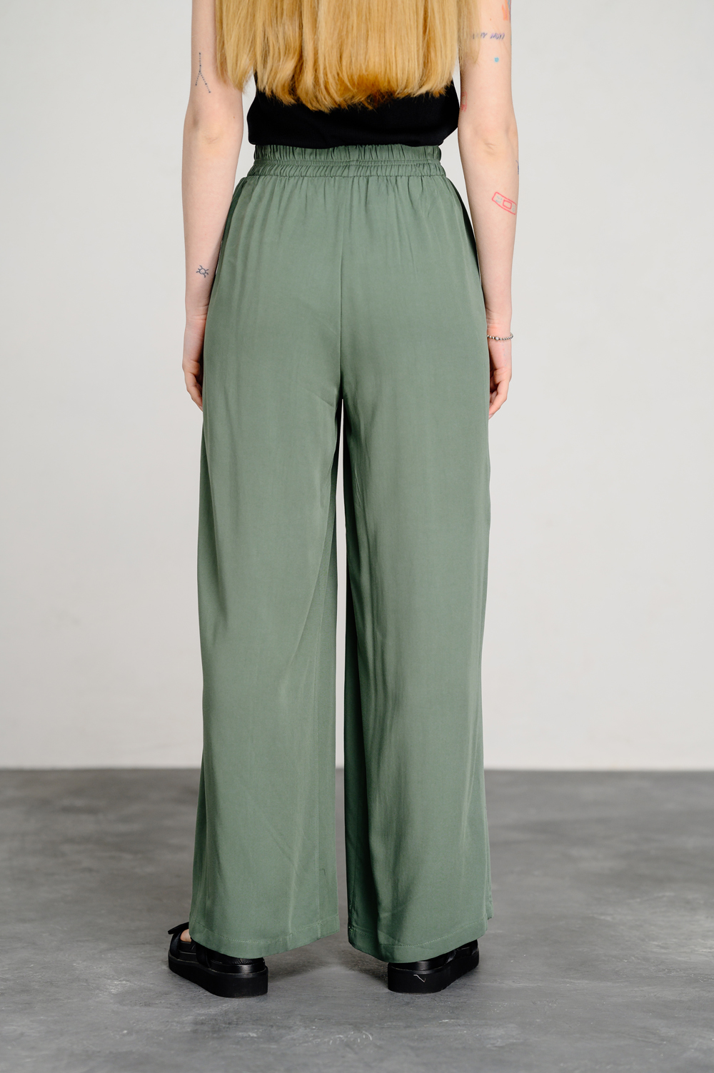 Green loose trousers with elastic waistband