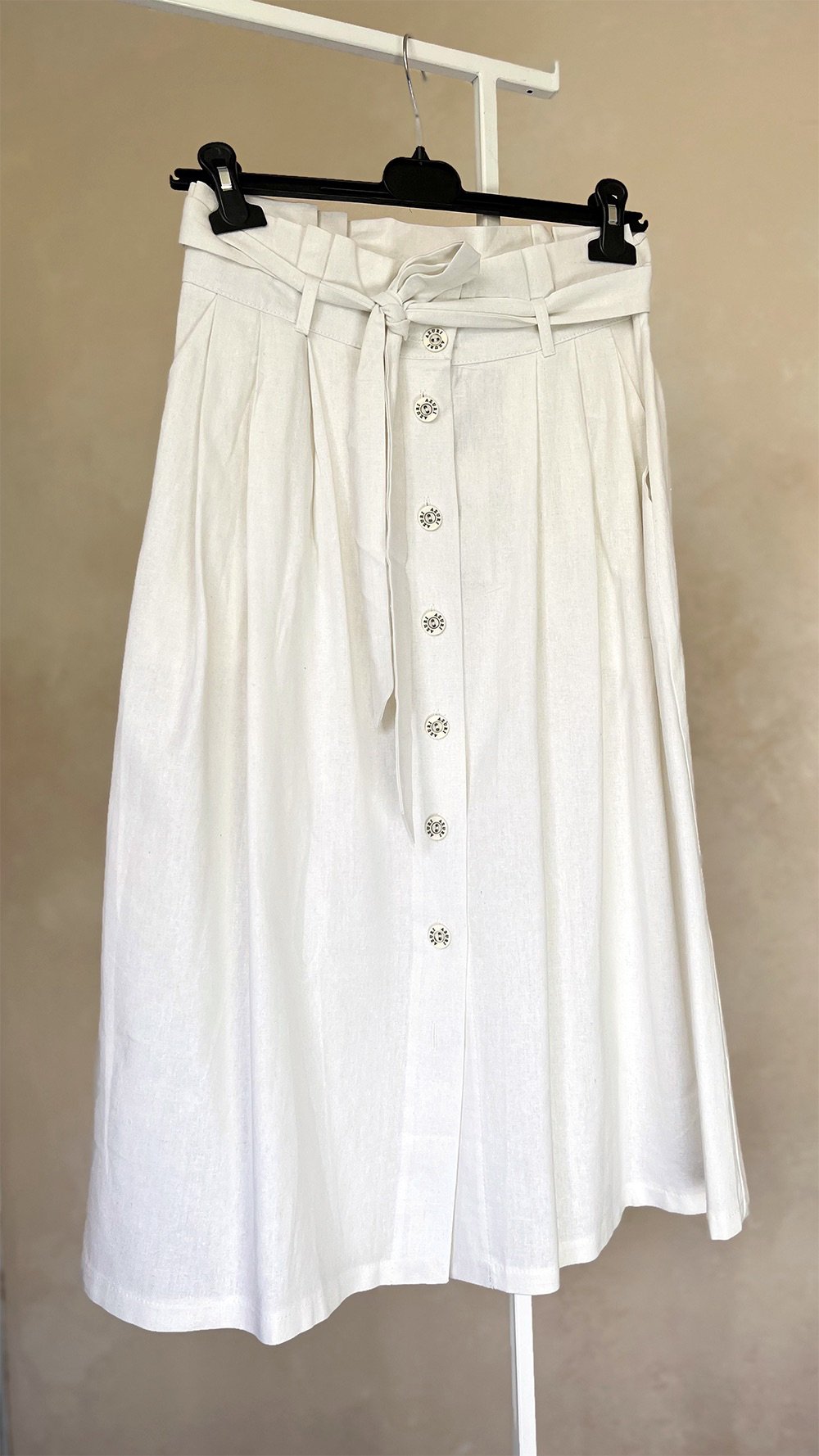 Белая юбка из льна со складками