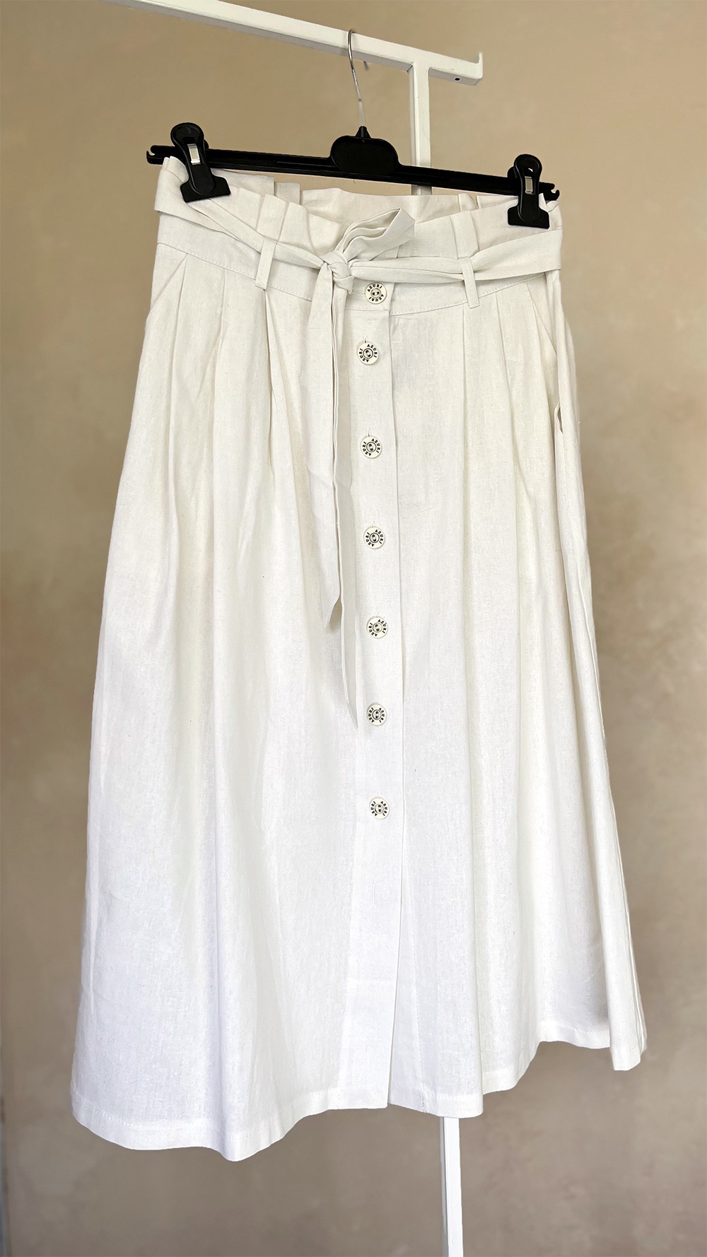 White linen skirt with pleats