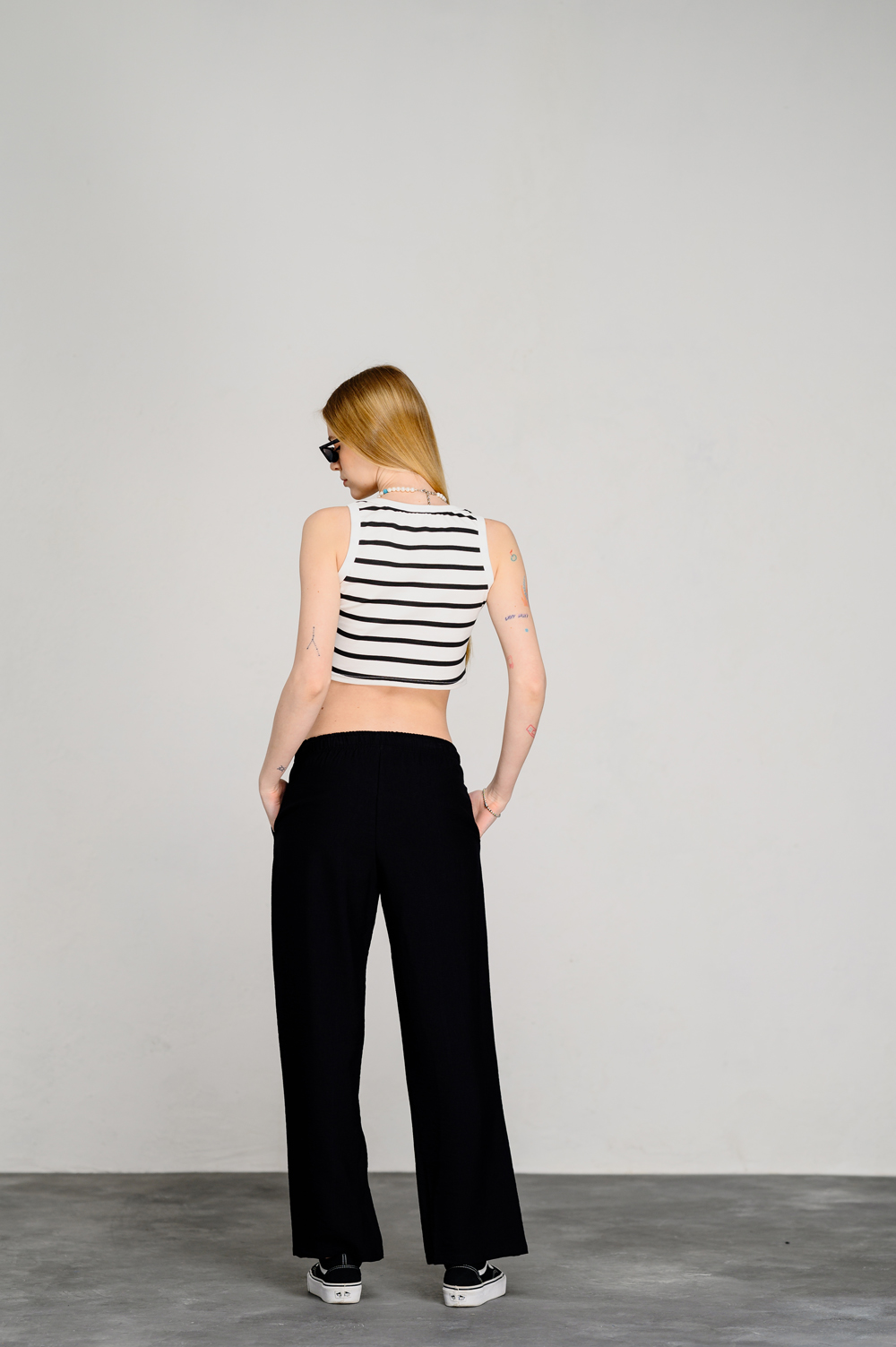 Black loose pants with elastic