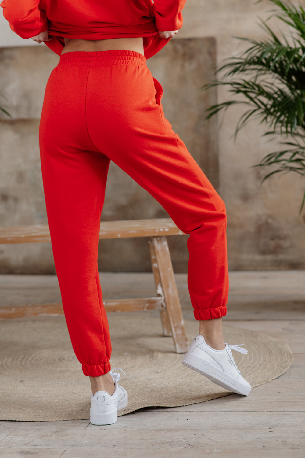 Оранжевые спортивные брюки с надписью
