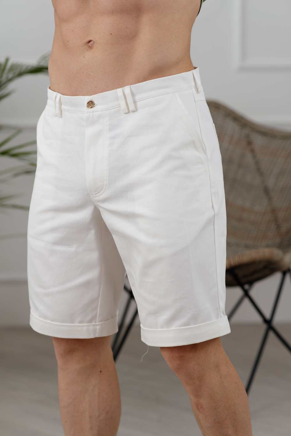 White cotton shorts with cuffs