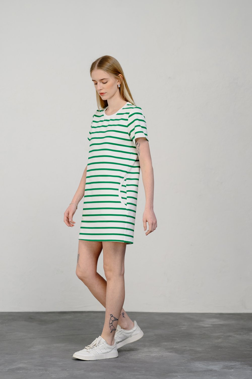 Зеленое мини-платье в полоску 