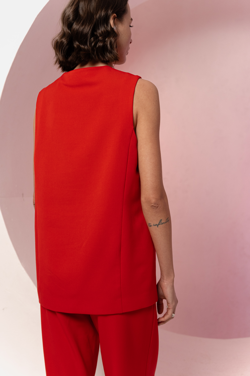 Red long vest with one button fastening