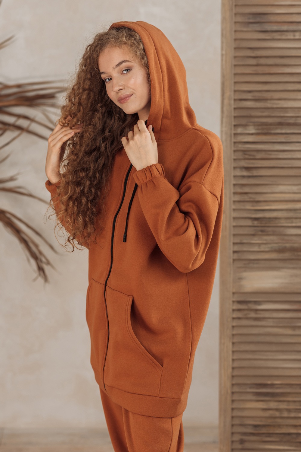 Long sweatshirt with a zipper