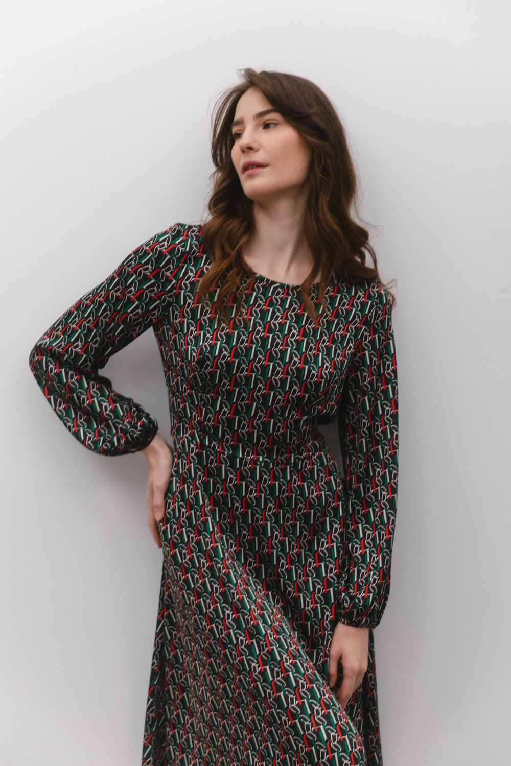 Semi-fitted midi dress with long sleeves