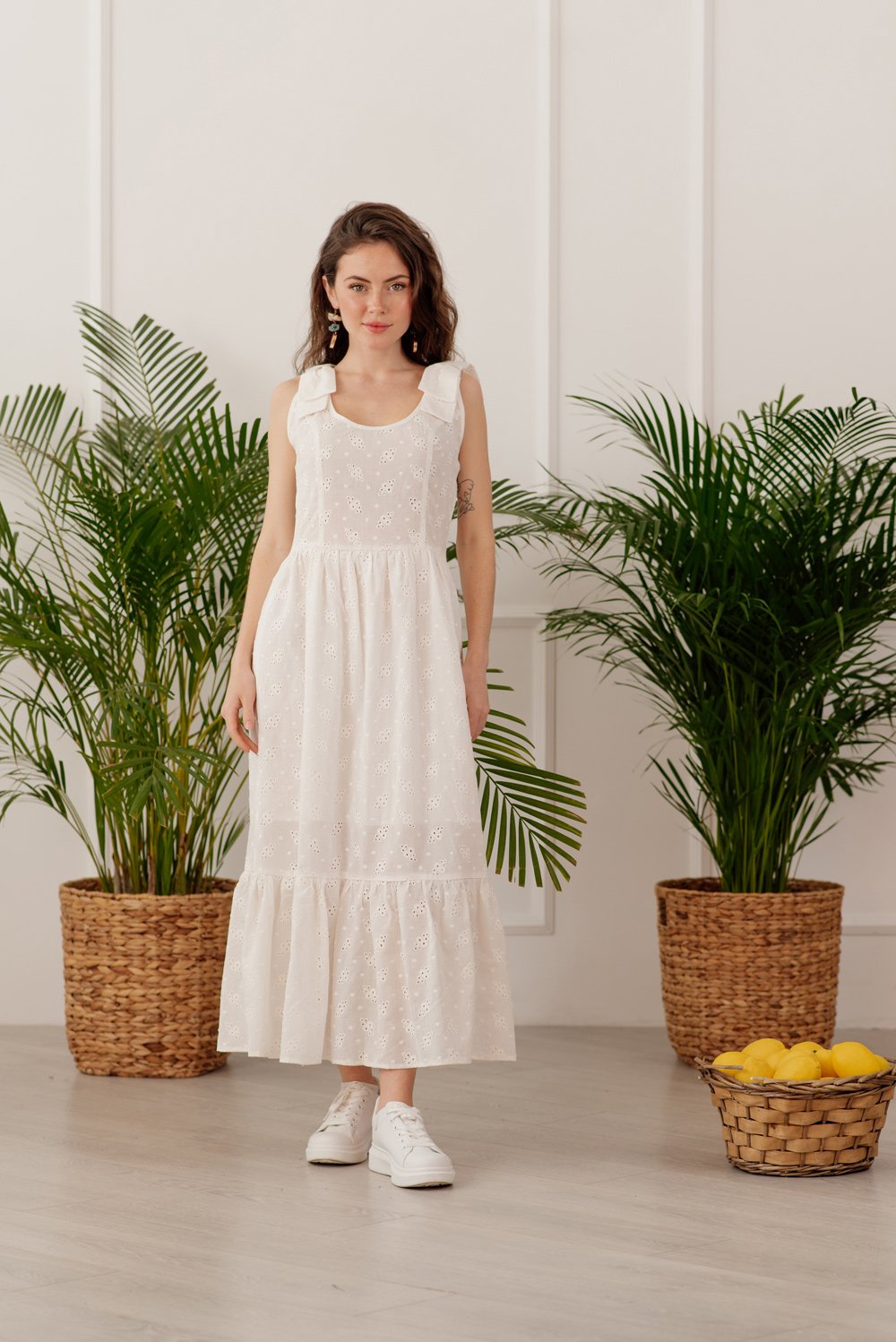 Довга біла сукня з ажурною вишивкою
