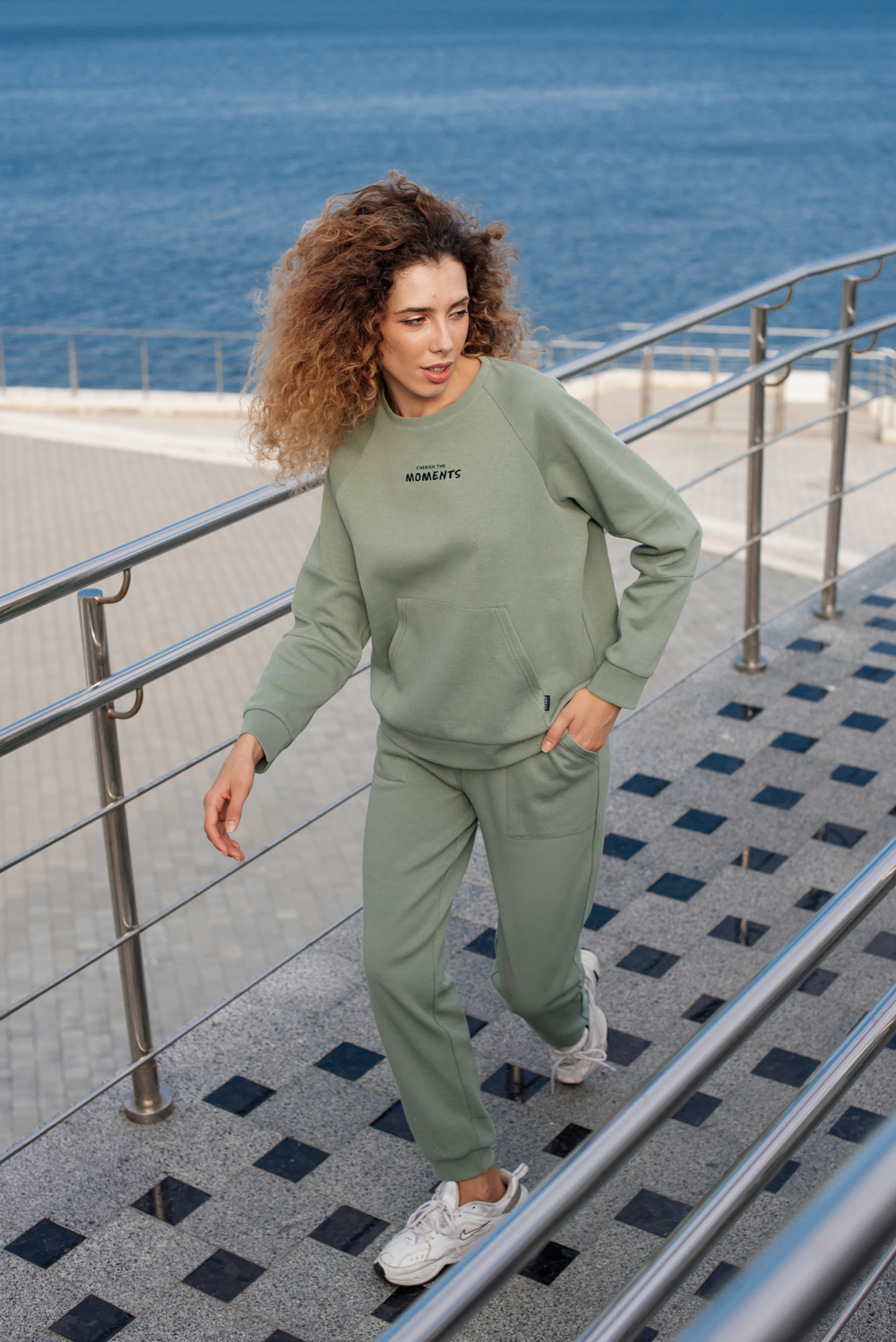 Sweatshirt with raglan sleeves and lettering