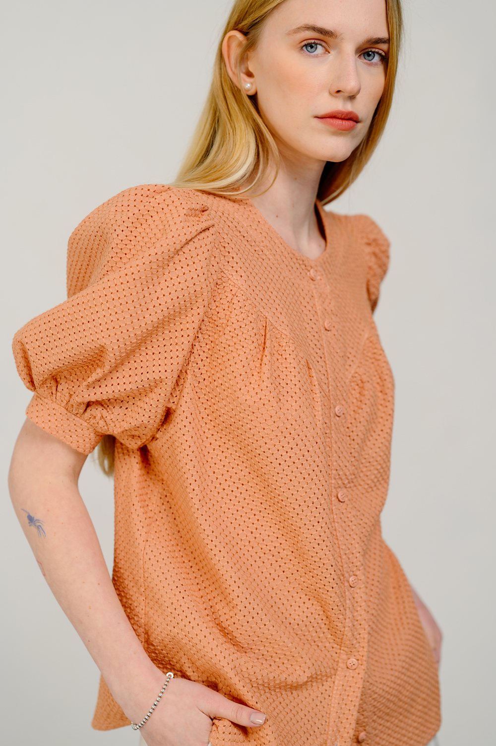 Блуза свободного кроя персикового цвета
