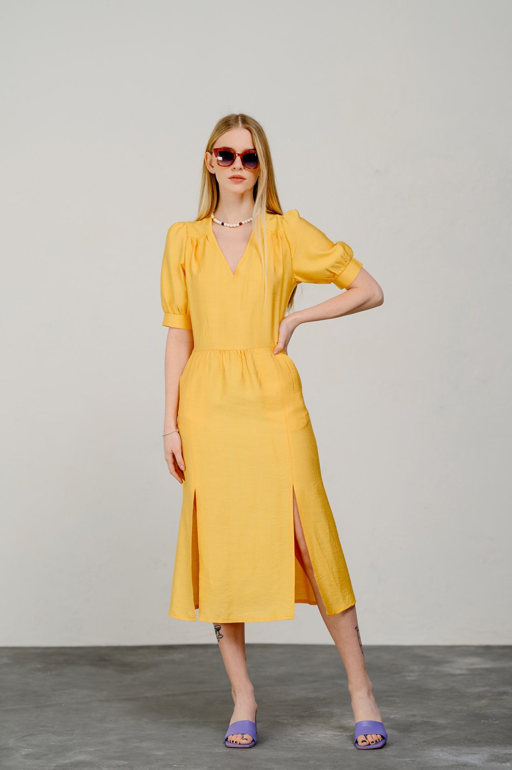 Елегантна напівприталена сукня міді в жовтому кольорі