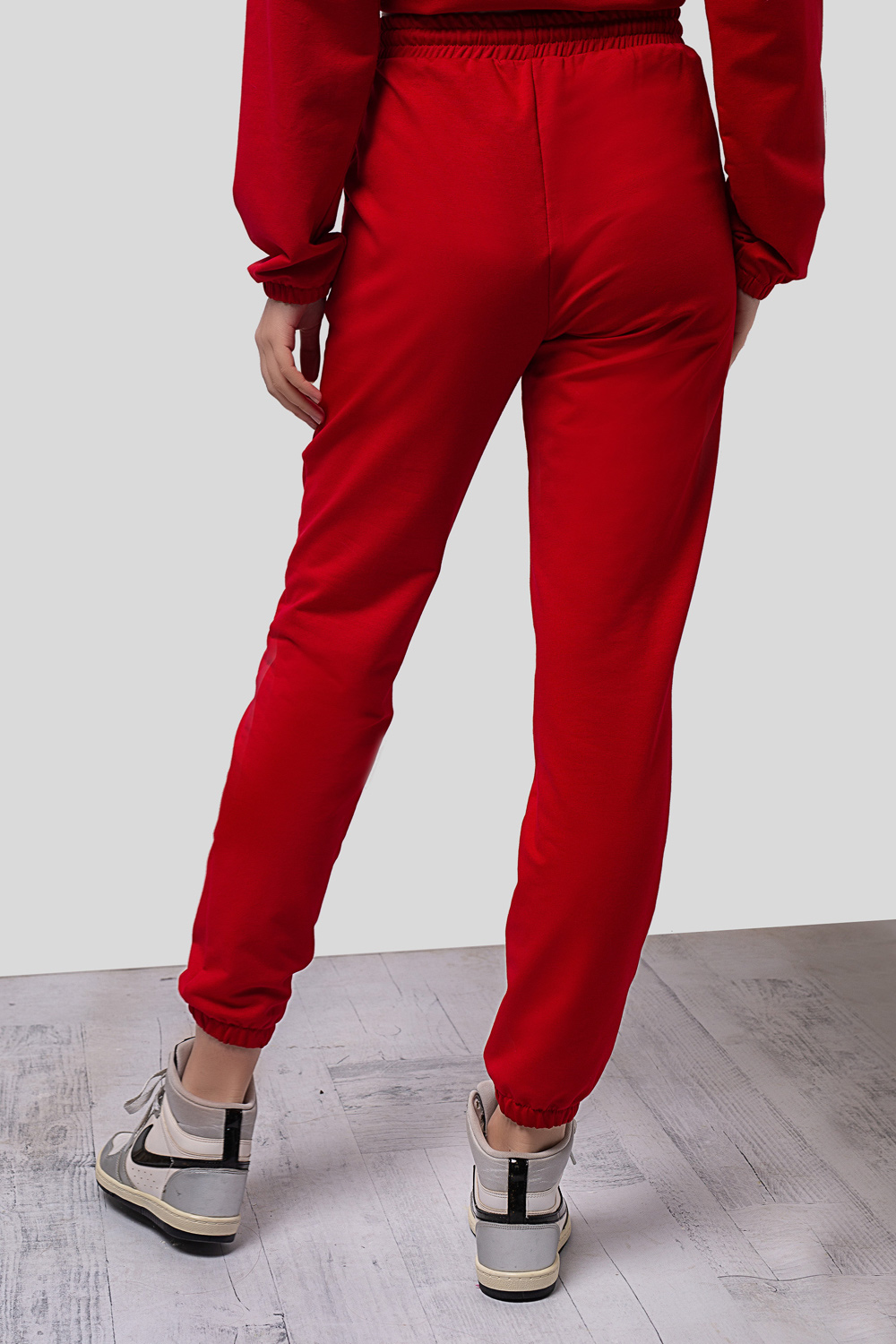 Красные трикотажные брюки на резинке