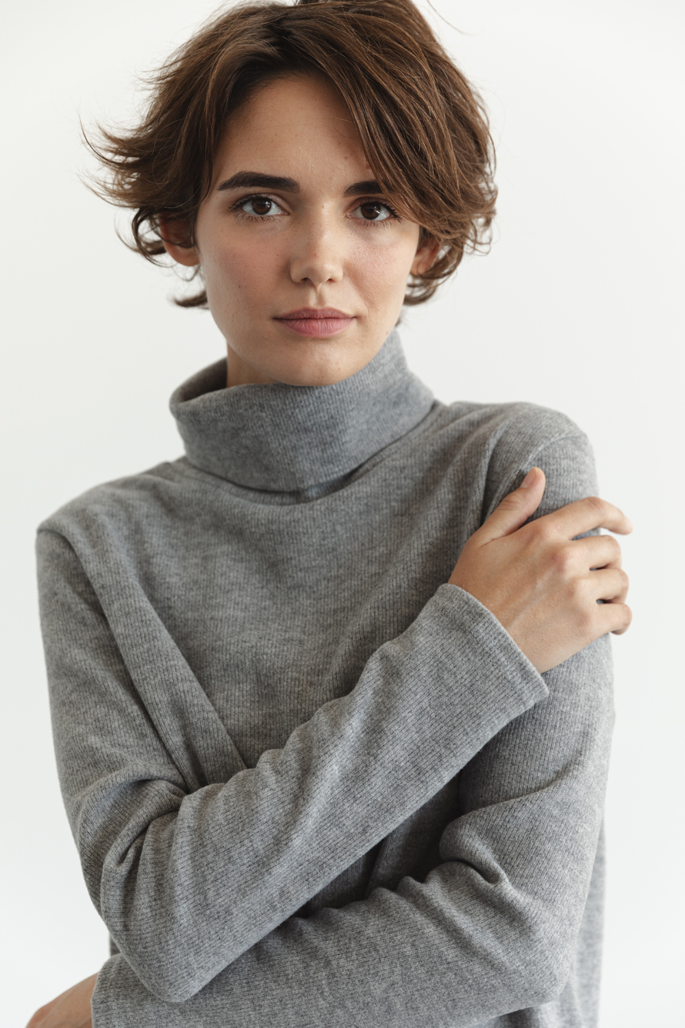 Серый трикотажный свитер-оверсайз с разрезами по бокам