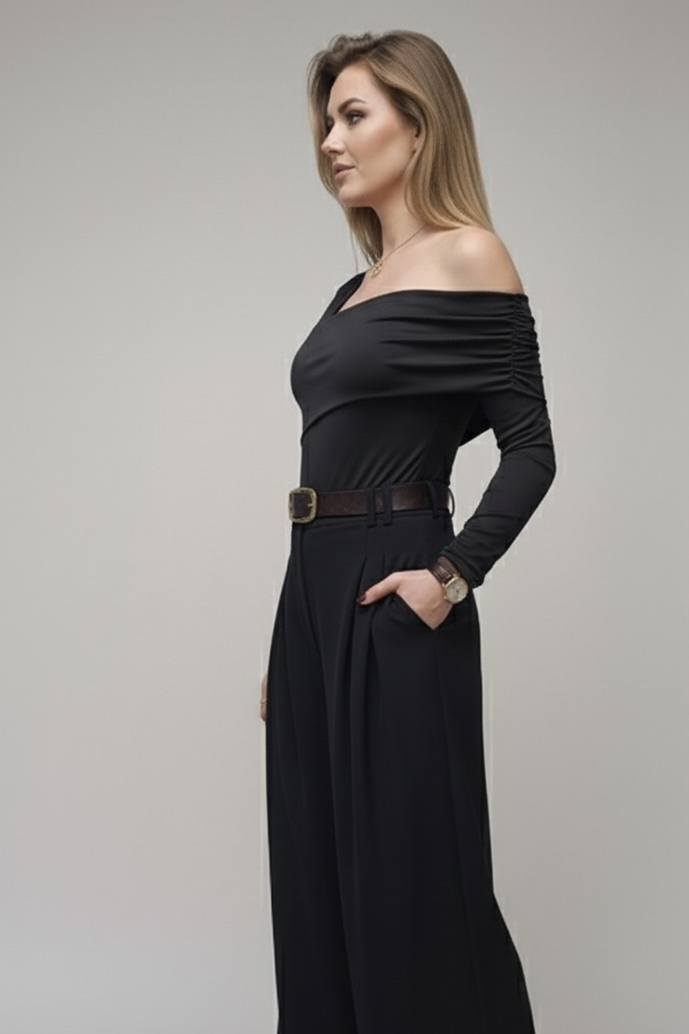 Чорний лонгслів з довгим рукавом та асиметричним вирізом
