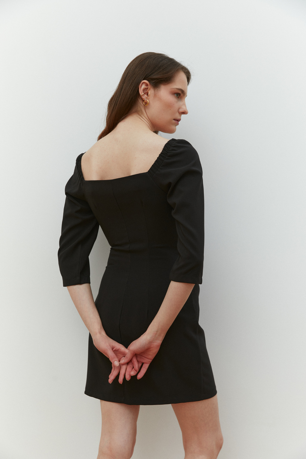 Чорна приталена сукня міні з глибоким вирізом горловини
