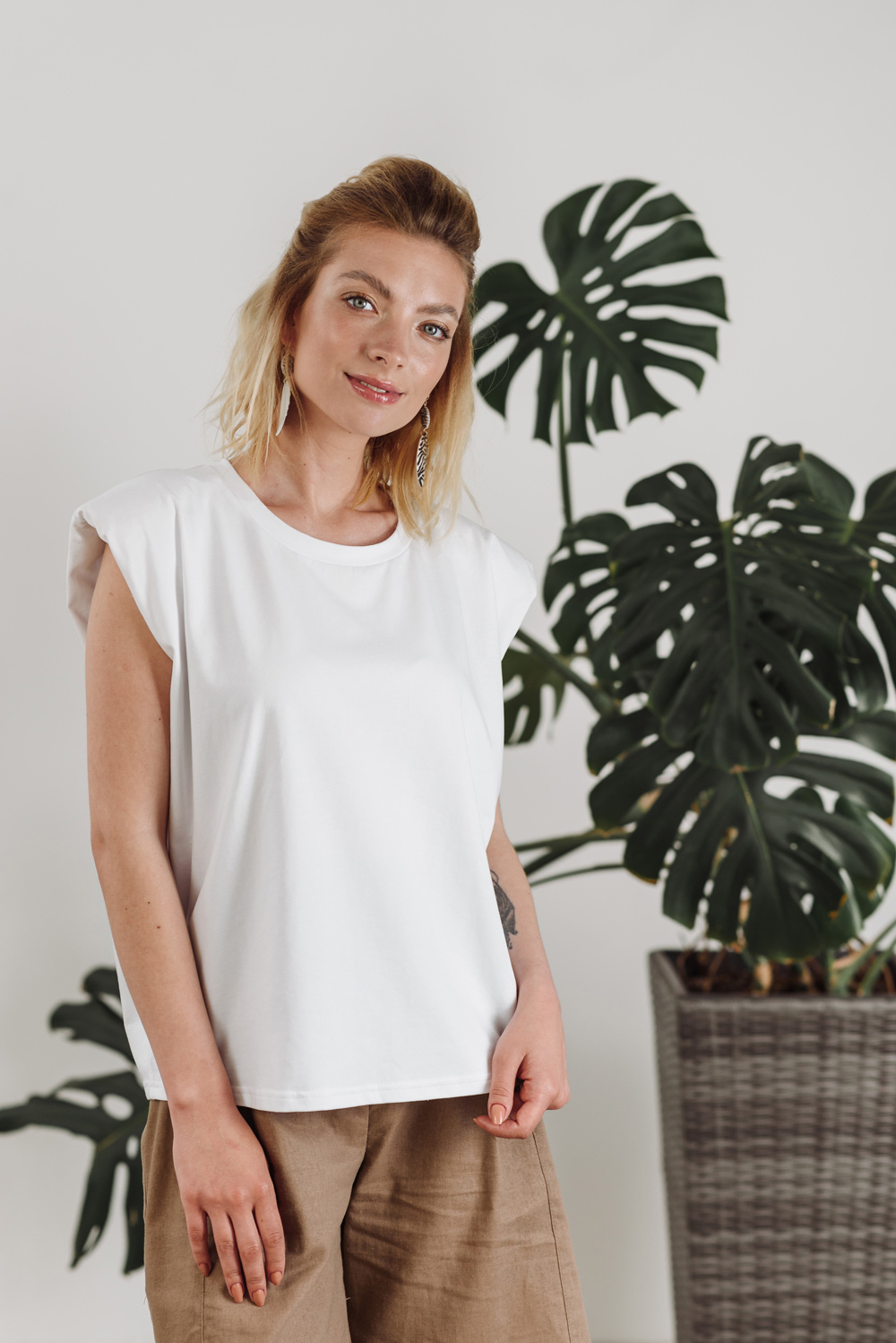 White T-shirt with shoulders