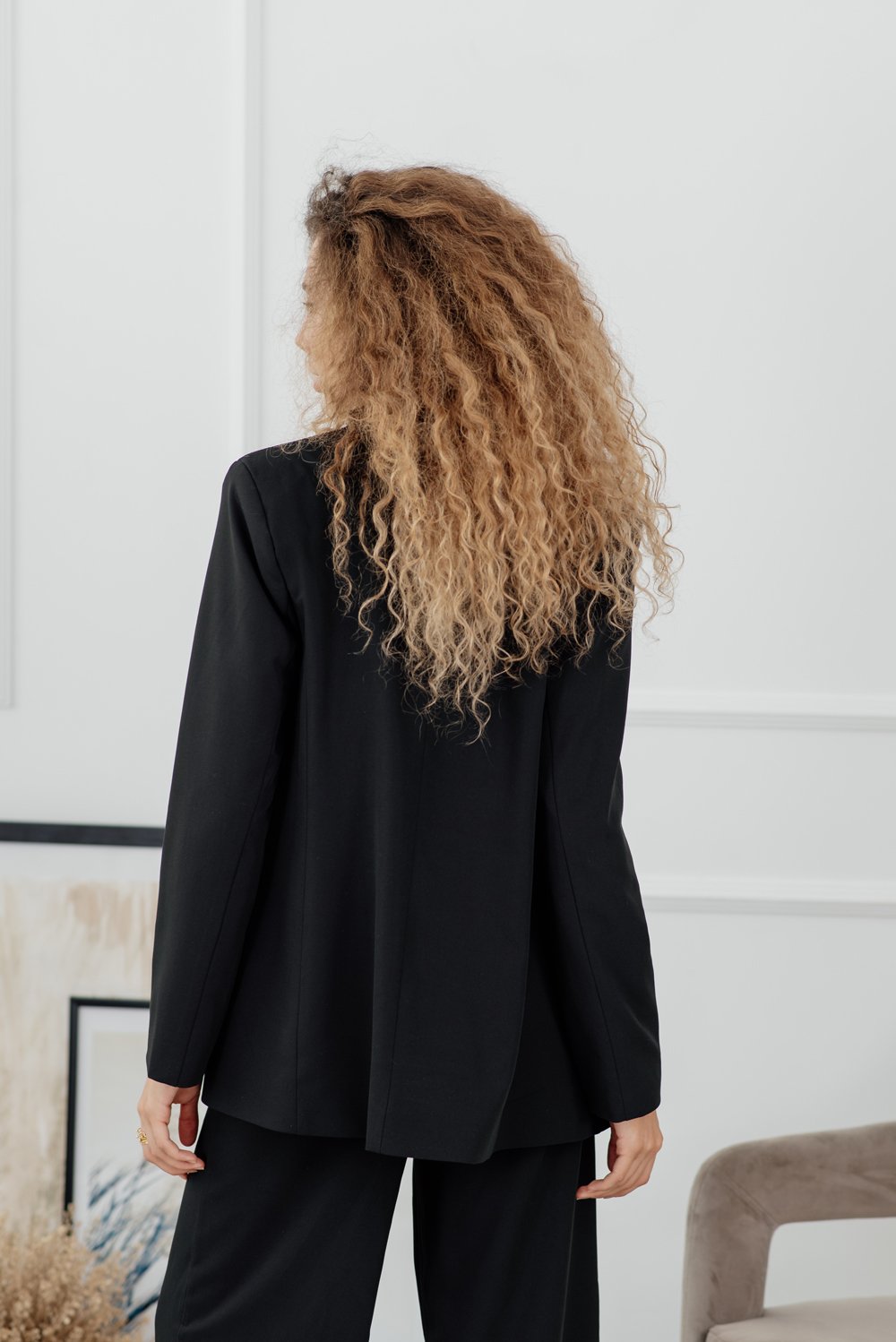 Черный приталенный пиджак