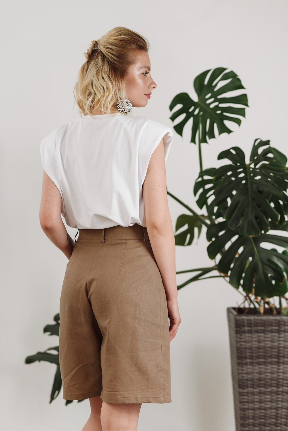 White T-shirt with shoulders