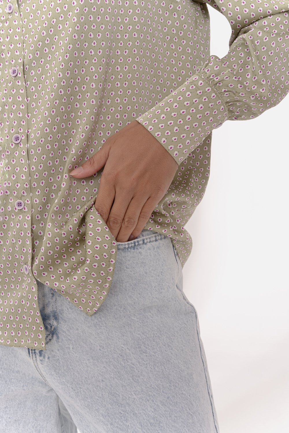 Елегантна блузка вільного крою оливкового кольору.