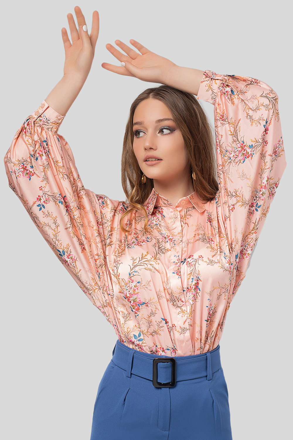 Персиковая блузка с объемным рукавом