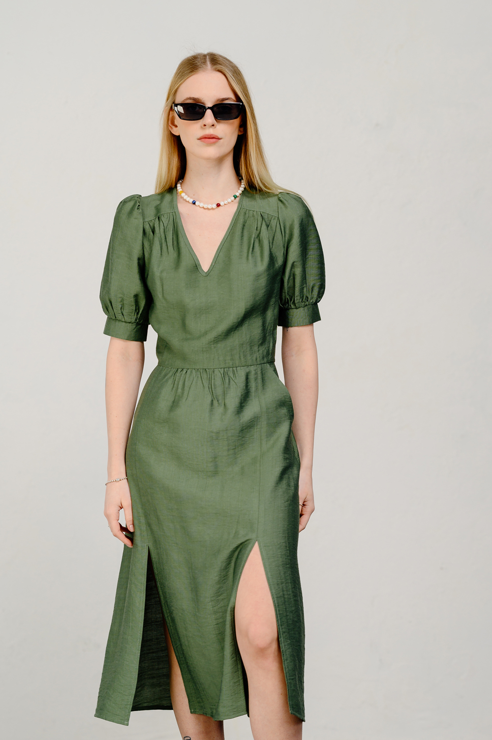 Элегантное полуприталенное платье миди в зеленом цвете