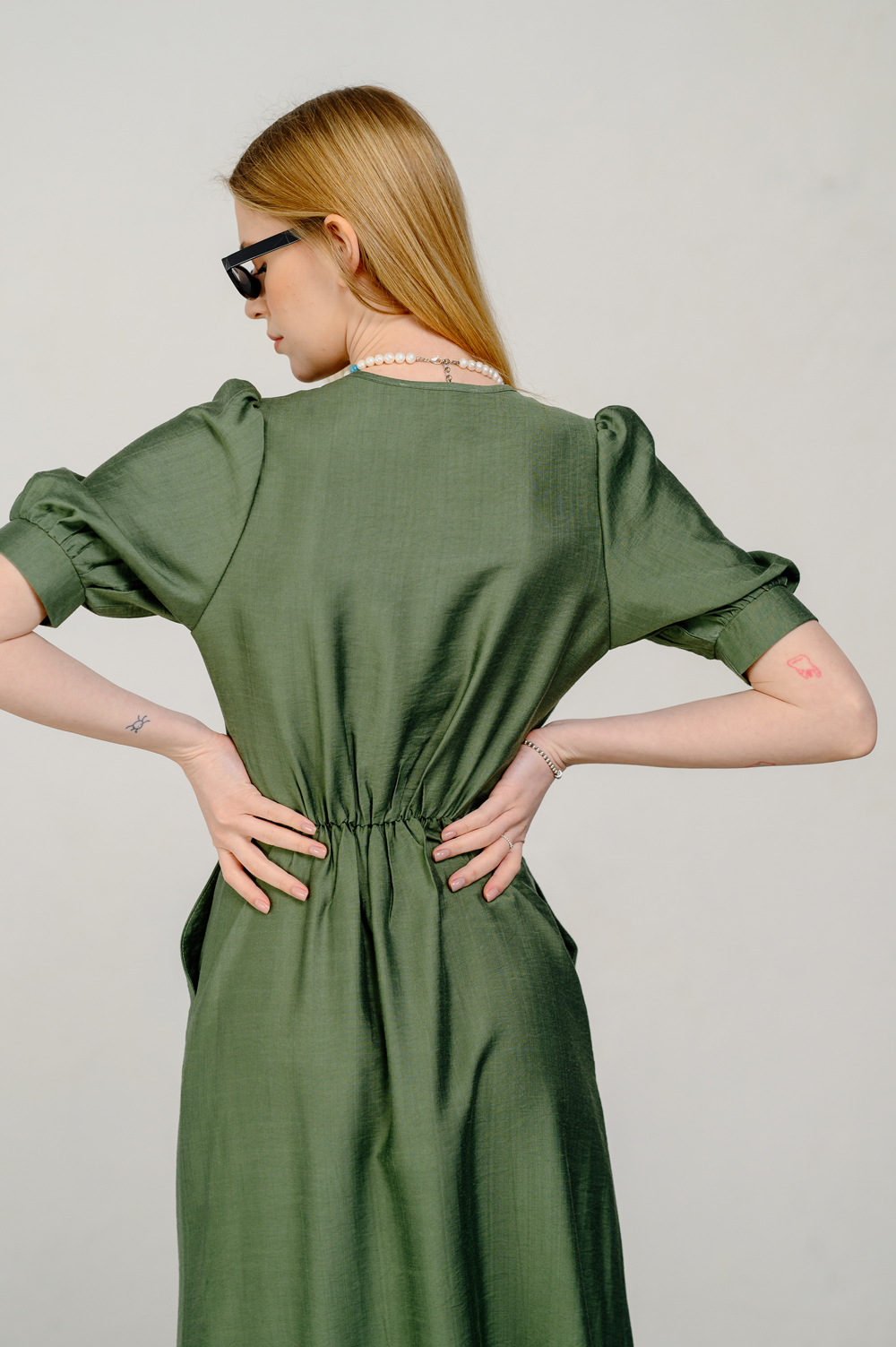 Елегантна напівприталена сукня міді в зеленому кольорі
