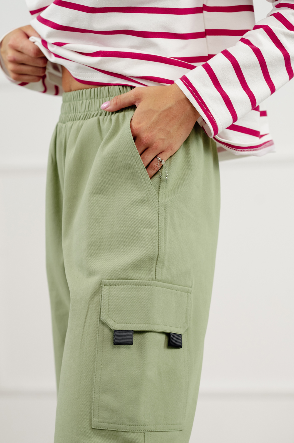 Casual брюки-карго оливкового цвета.