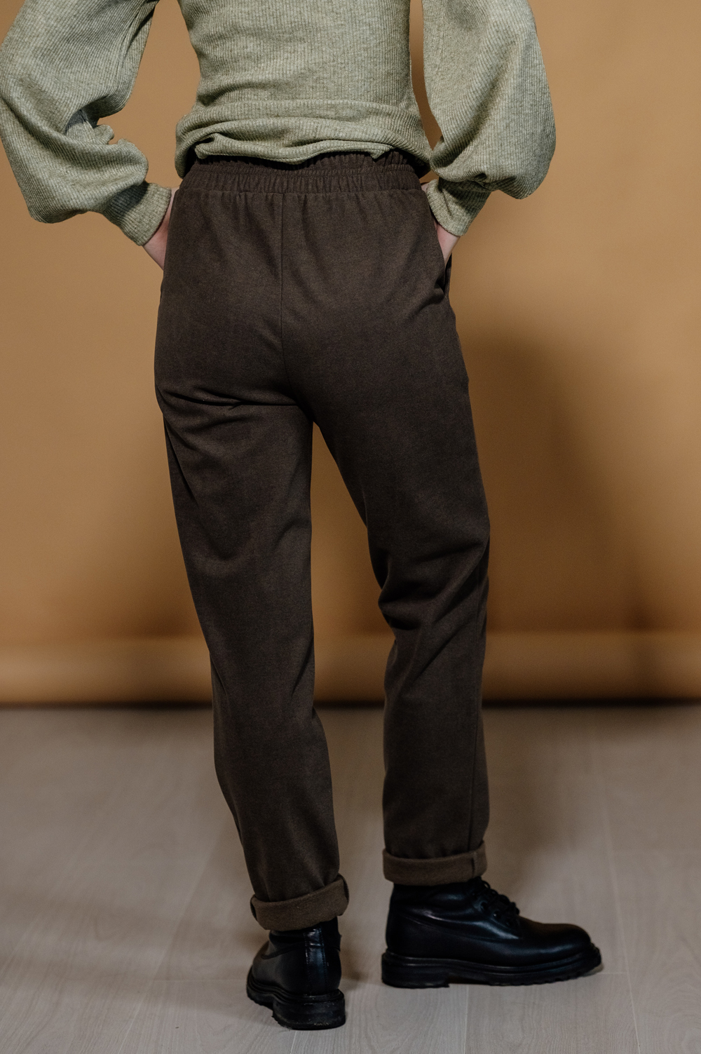 Knitted trousers with pockets and cuffs in hazelnut shade