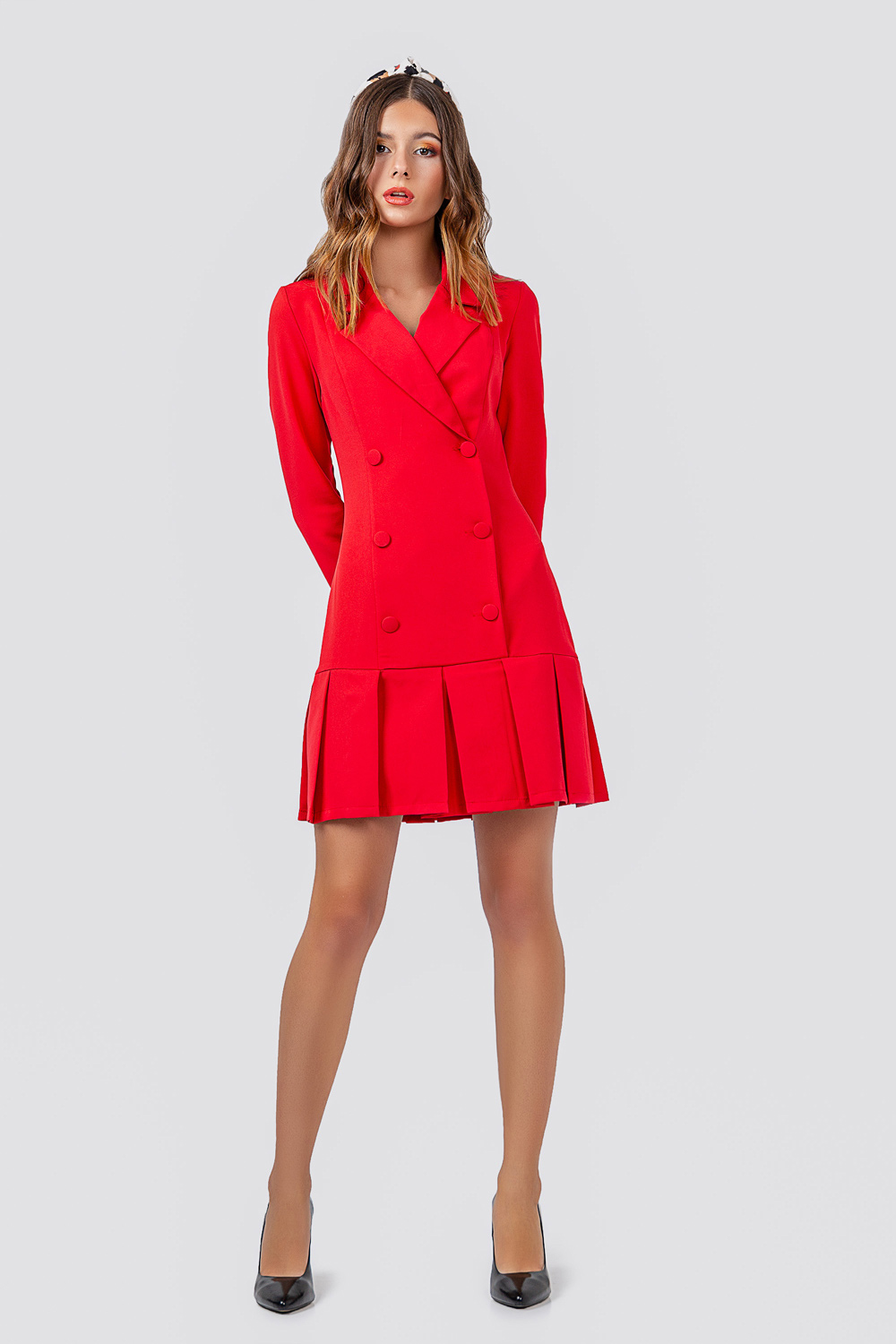 Красное платье-пиджак с пуговицами