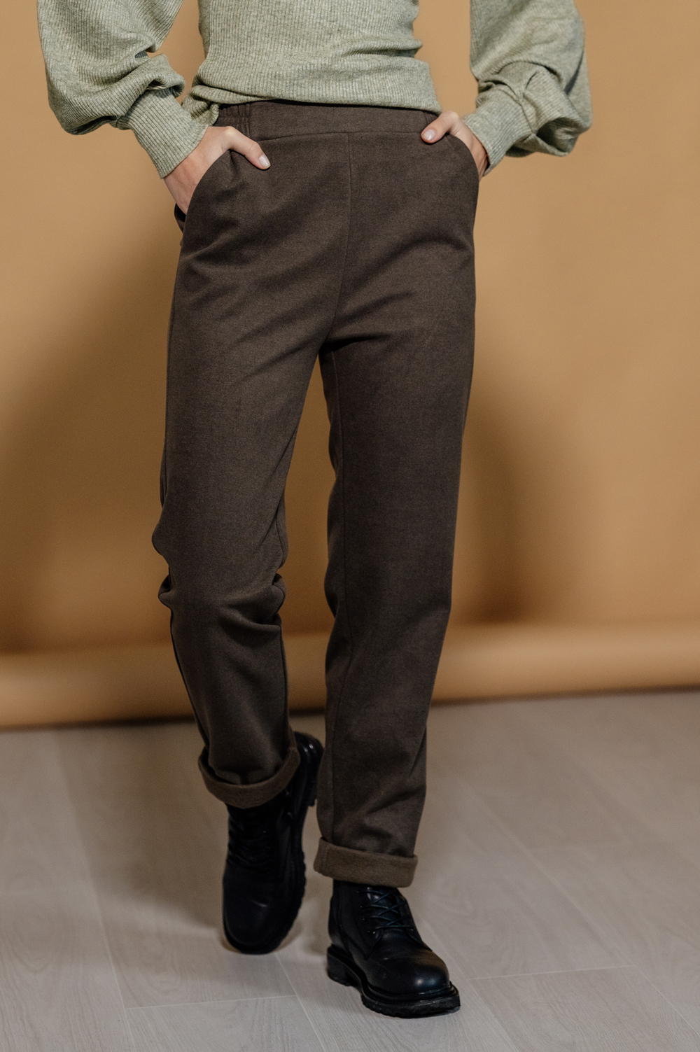 Knitted trousers with pockets and cuffs in hazelnut shade
