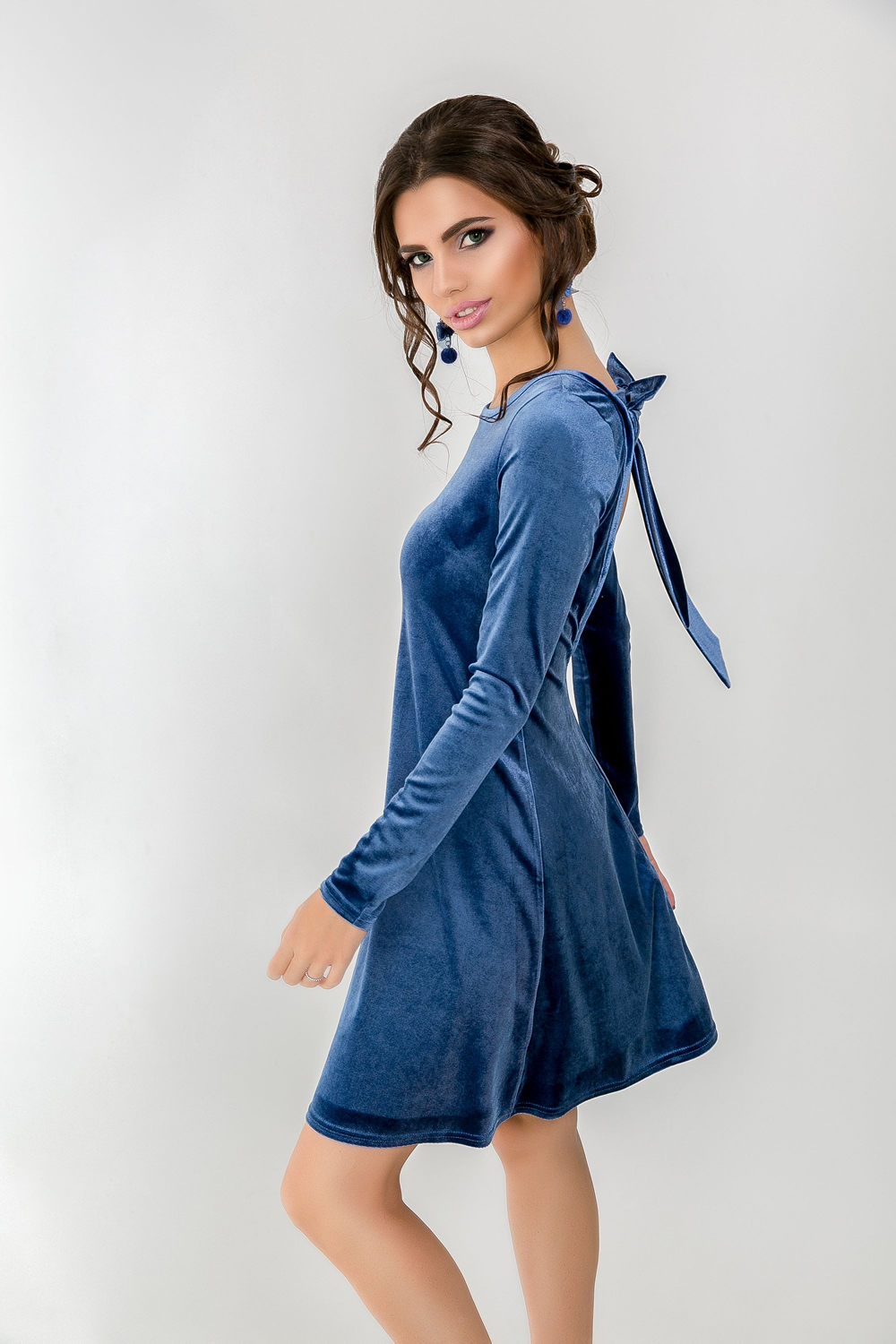 Велюровое платье с вырезом на спине и бантом в голубом  цвете