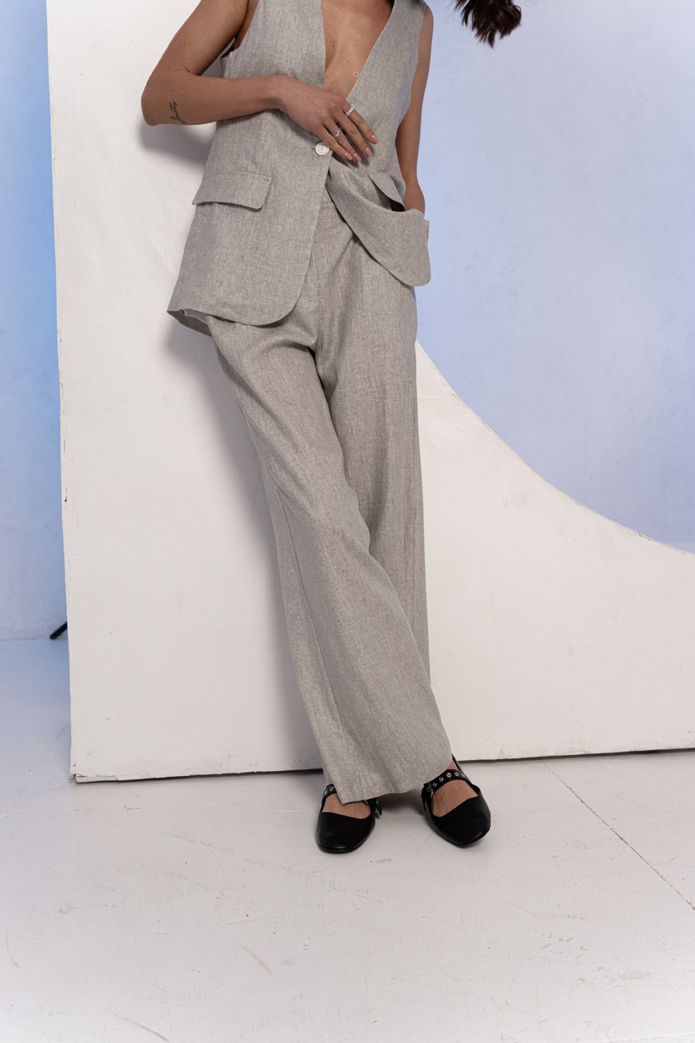 Light gray wide-leg linen trousers with waistband