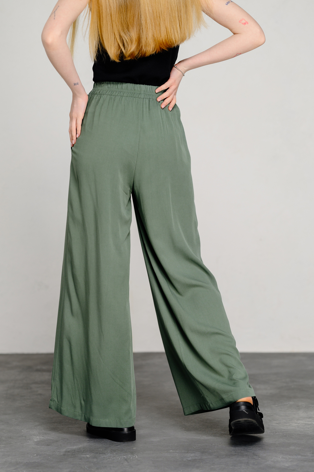 Зеленые свободные брюки с поясом на резинке