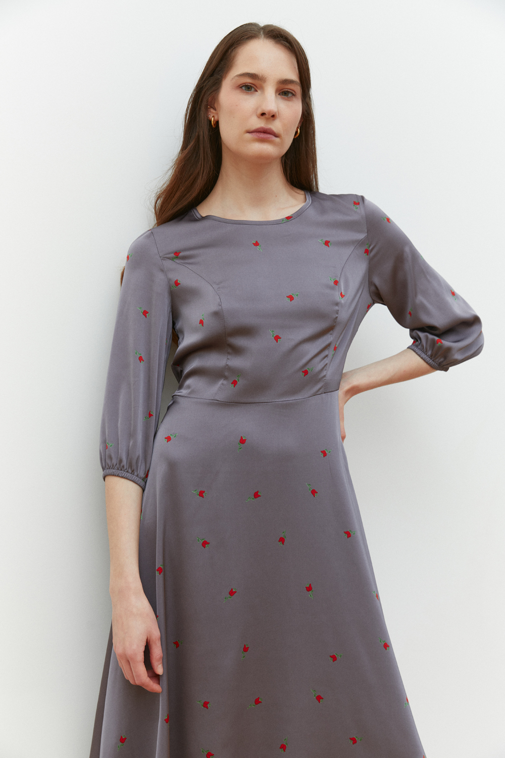 Полуприталенное платье-миди со свободной юбкой пепельного цвета
